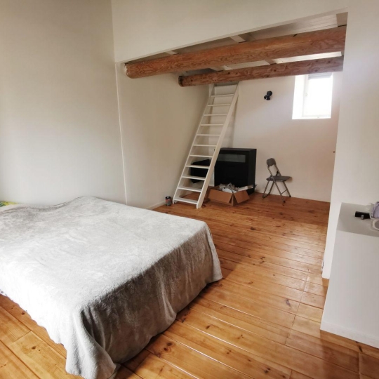  AIGUES-VIVES IMMO : House | GALLARGUES-LE-MONTUEUX (30660) | 69 m2 | 700 € 