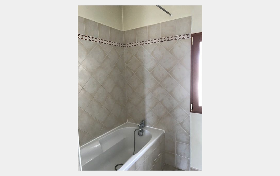 Annonces AIGUESVIVES : House | MILHAUD (30540) | 50 m2 | 852 &euro; 