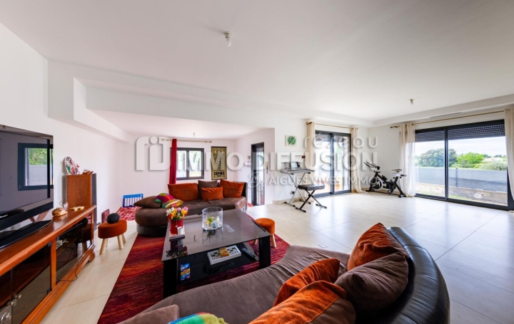 Villa AIGUES-VIVES 150 m2 395 000 € Villa AIGUES-VIVES 150 m2 395 000 €